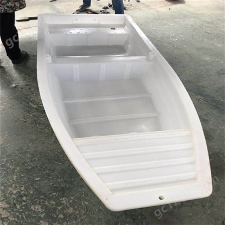 武汉湖边塑料鱼船