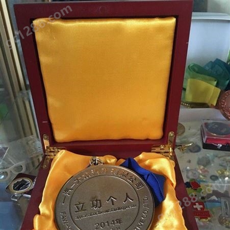 上海磁铁胸章制作厂织带奖牌定做装木盒